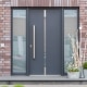 Anthrazitfarbene Aluminium-Haustür mit zwei Glas-Seitenteilen an einer Klinkerfassade